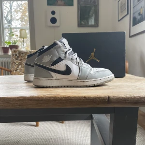 Air Jordan 1 - Light Smoke Grey Anthracite  - Nu säljer jag dessa Jordans i stl 38 som jag köpte in från MerchSweden i Augusti 2022 för 2 899kr. Knappt använda i ett år eftersom de blev väldigt små för mig och är i gott skick då jag alltid använt creaseskydd i dem. Originalkartong och kvitto finns.
