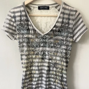 topp med rhinestones - ascool, köpte på loppis😘