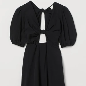 Klänning  - Slutsåld bomullsklänning från H&M! Med jättefin knut fram och bak. 🩵