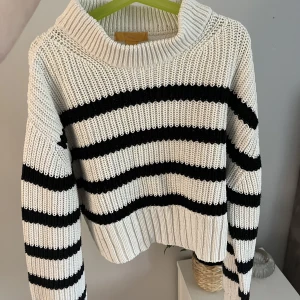 Randig stickad tröja - Såå fin och trendig stickad tröja. Nästan aldrig använd💓💓