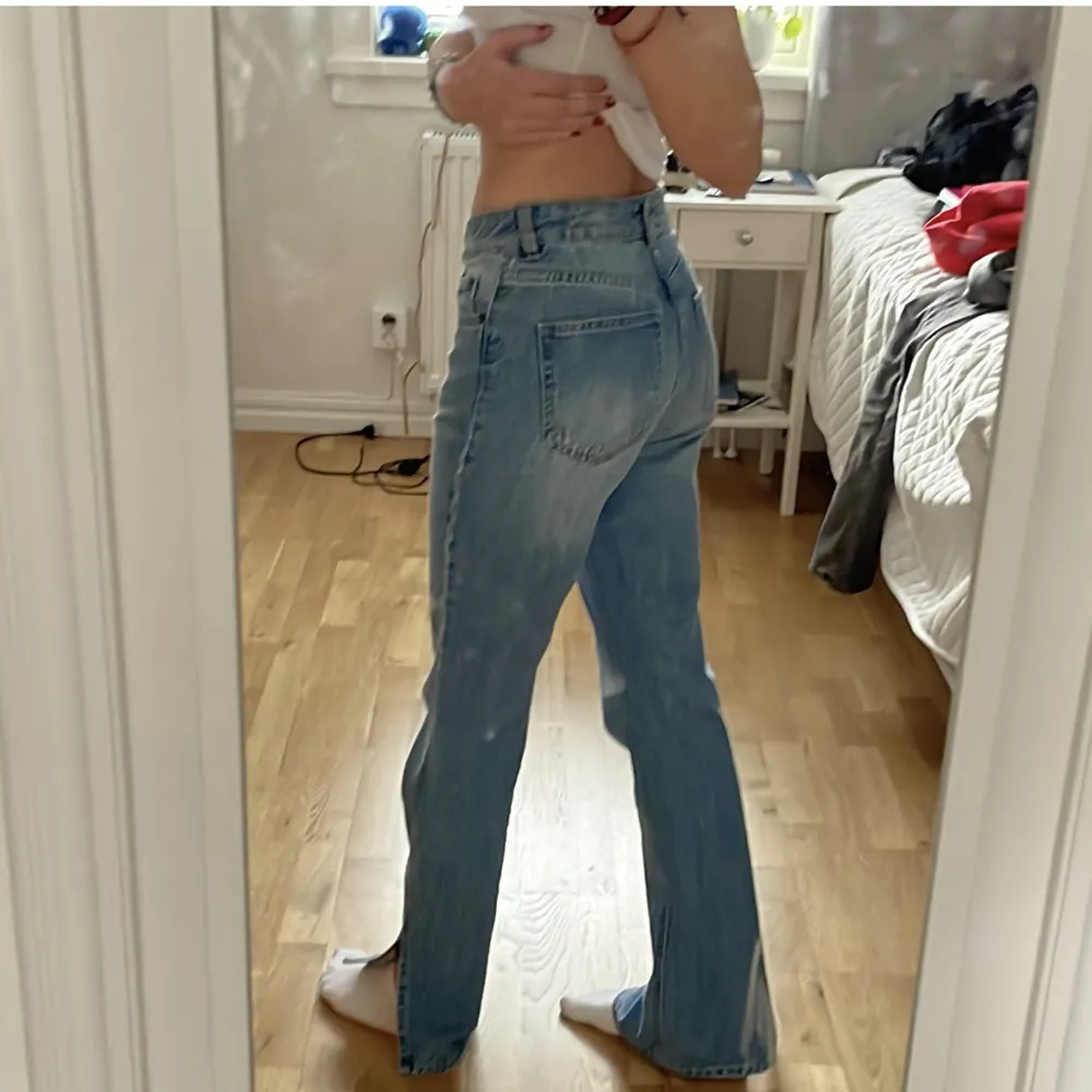 Jeans från H&M med en slits vid båda fötterna. Super fina men är tyvärr lite för stora för mig. . Jeans & Byxor.