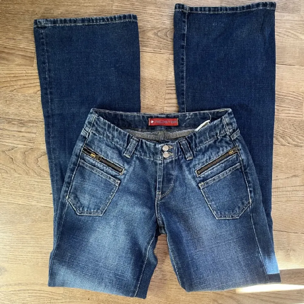 Superfina lågmidjade bootcut jeans med coola detaljer! Skriv för mer info💓. Jeans & Byxor.