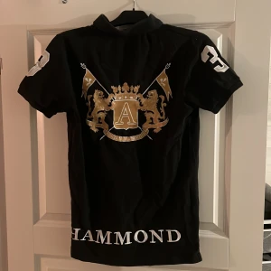 Adrian Hammond Piké  - 3/5   Riktigt snygg piké 