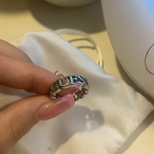 Guess ring  - Säljer en guess ring som jag betällt från Zalando. De följer med en liten guess påse och ett guess kort. Köpt för 329kr. Haft den i ungefär ett halvår men säljer för jag vill byta till guld. Super fin står guess på den och sen är de en kedja runt om. 