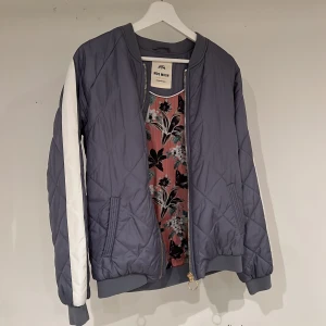 Min Mosh jacka - Sparsamt använd jacka. Passar vår, sommar och höst. Storlek XS men är ganska bylsig i passformen. Får plats med tjock tröja under. Lilablå med vita revärer utmed axel och ärm. 