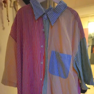 Färgglad skjorta -  Fin o färgglada skjorta köpt second hand men inte kommit till användning. Bra skick
