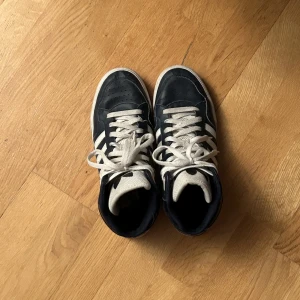 Adidas höga sneakers  - Mörkblå sneakers med högt skaft. Använda men i fint skick🫶🏼