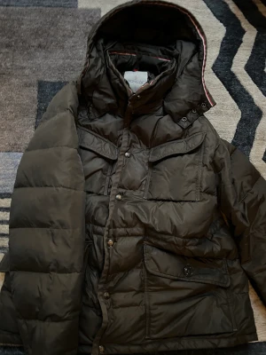 Moncler jacka  - Lite varmare och skön under kallare tider