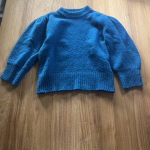 Blå stickad tröja - Blå stickad tröja med ballong ärmar från BikBok