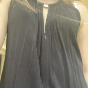 tröja med guldknäppe🌟 - Svart tröja med volangmönster, guldknäppe och en öppning vid bysten. Hör av er för fler bilder eller funderingar❤️ pris går att diskutera. 