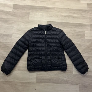 Moncler jacka - Säljer denna moncler jackan då dem är för liten. Den är äkta, rätt tunn men känns ändå varm. Denimen typ