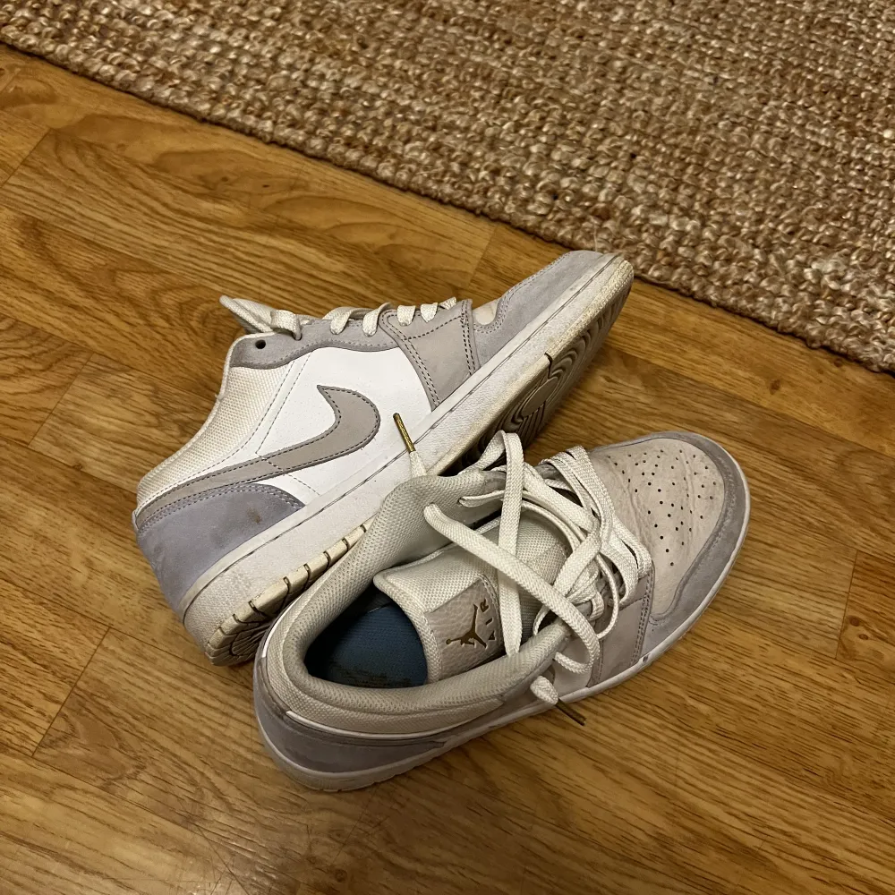 Snygga jordans helt ok skick, lite creasade och lite skitiga som säkert går bort rätt lätt. Kengät.