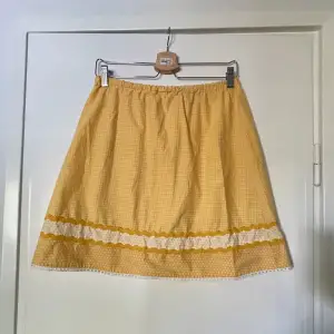 Jättefin gul kjol i toppenskick. Har resår vid midjan så passar allt från XS till M :)
