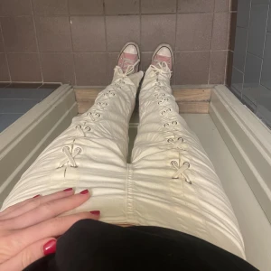 Jeans med knytning - Så fina och unika jeans ⭐️ Storlek 38 men sitter bra på mig som oftast har 36