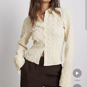 Topp - Jättefin topp från NA-KD som är helt slutsåld på hemsidan. Aldrig använd, lappen är kvar. Kostar 499 ny. 