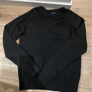 Stickad tröja - Svart stickad tröja som ej kommer t andvändning 