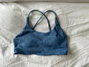 Relode sport-bh - Säljer en sport-bh från Relode (kollektionen Halo), använd ett fåtal gånger. Fortfarande i bra skick.  Storlek S, (lite liten i storlek).  Pris: 150kr