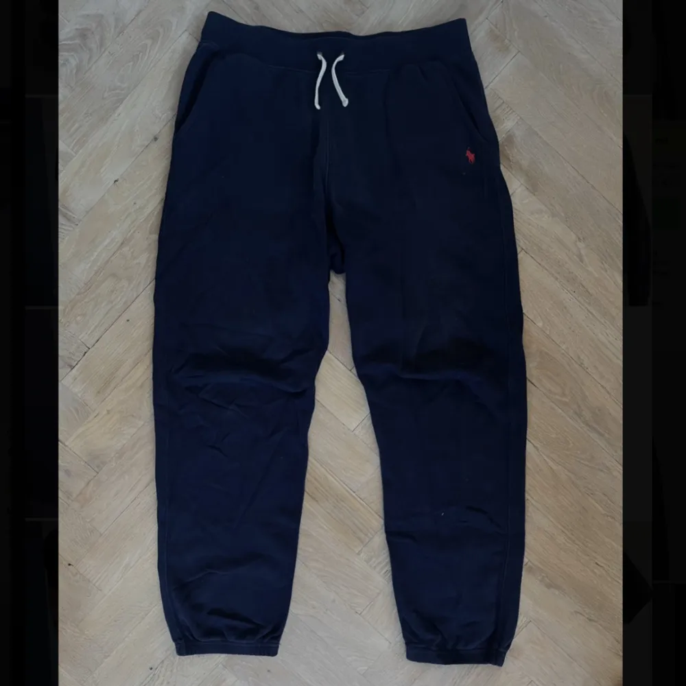 Polo Ralph Lauren mjukisbyxor köpta i en av ralph laurens outlets i LA. Hög kvalité. Nypris: 50 $ = 550 kr. Jeans & Byxor.