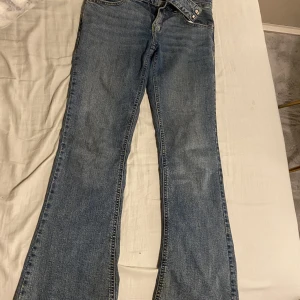 Lågmidjade bootcut jeans 💋🙌🏻 - Säljer dessa Lågmidjade bootcut jeans som används få gånger då dom är i nyskick! Köpt för 500kr. 🙌🏻💋❤️‍🔥