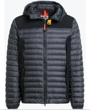 Parajumper Jacka - Parajumper dun jacka som är i nyskick. Knappt använd. Jackan är rätt så tunn men mycket värmande till Vintern/Hösten. Nypris ca: 5500kr