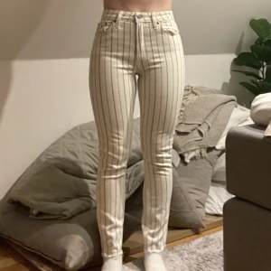 Jeans - Ett par high rise, slum, abercrombie & fitch jeans. Köpta i USA men kommer inte till användning. Använda få tal gång och är som nya.