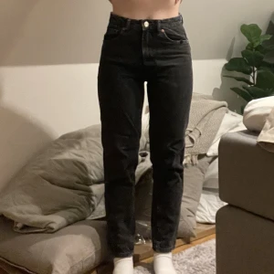 Jeans - Ett par svarta jeans från zara i storlek 34. De är knappt använda och har inga defekter.