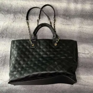 Svart handväska från Don donna som har använts väl men i bra skick. 🌸 värd 399 kr