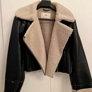 Jacka  - Jacka i konstläder från stradivarius, storlek S, nypris 699kr, mitt pris 500kr.  Möts i Stockholm city eller hämtas på Kungsholmen 