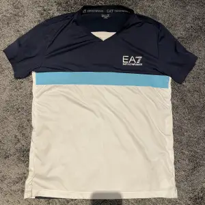Vintage EA7 T-shirt/tränings t shirt i toppen skick.