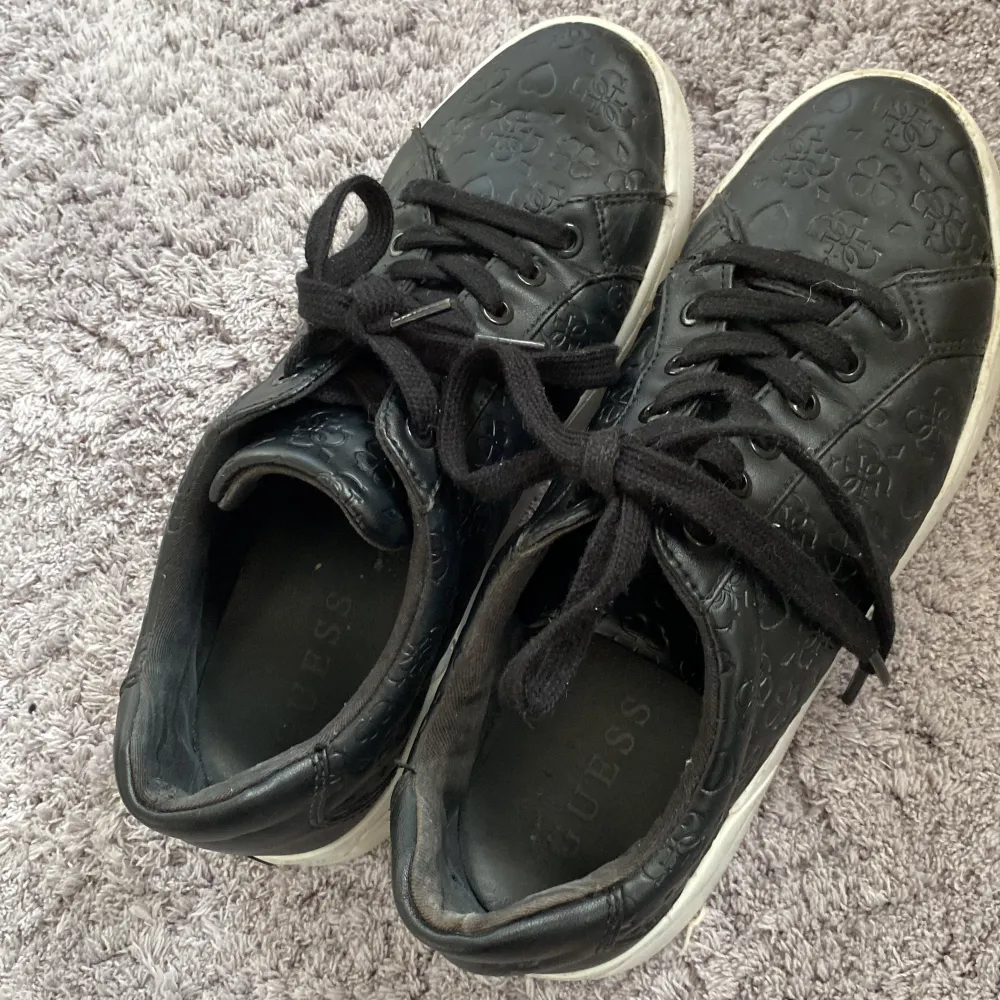 Min kusins gamla skor köpte utomlands. Har tyvärr ingen låda och vet inte vilken modell de är eller vad nypriset är.. Skor.
