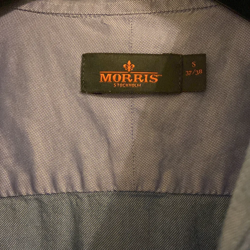 Säljer nu min snygga Morris skjorta då den inte används längre. Skjortan är rätt unik och därav priset! Skick 10/10. Skjortor.