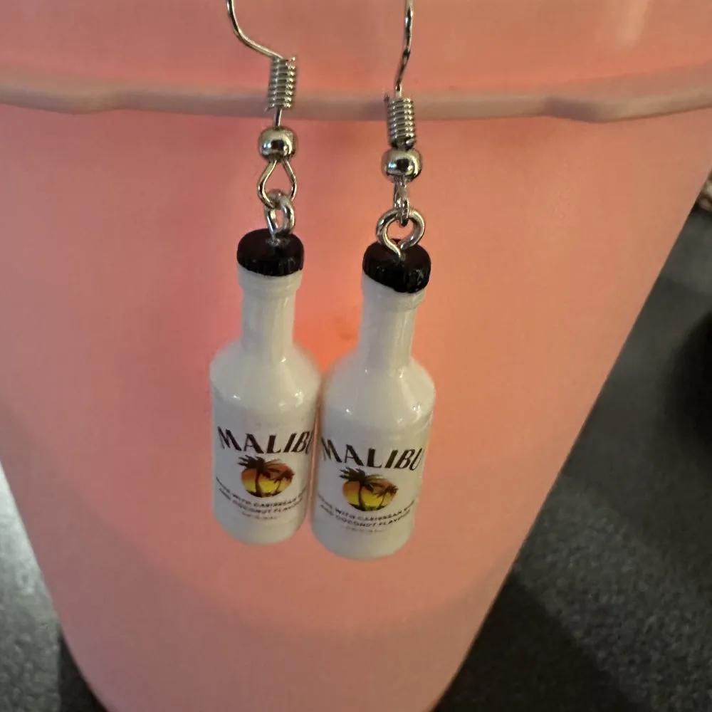 Nya örhänge med Malibu. Krokarna är inköpta som nickelsäkra.. Accessoarer.