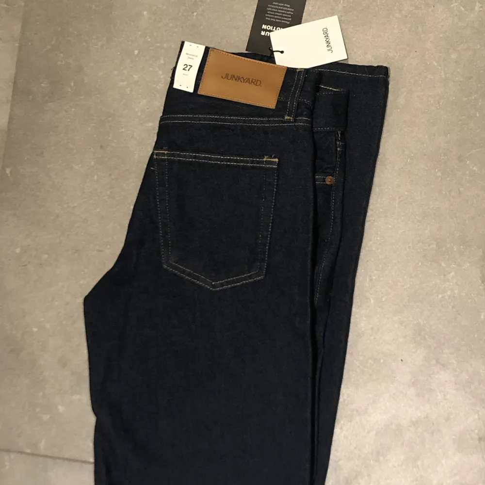 Mörkblå jeans köpta från Junkjard för 499kr men är aldrig använda prislapp finns kvar. Storlek: W27 motsvarar S . Jeans & Byxor.