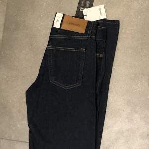 Mörkblå jeans köpta från Junkjard för 499kr men är aldrig använda prislapp finns kvar. Storlek: W27 motsvarar S 
