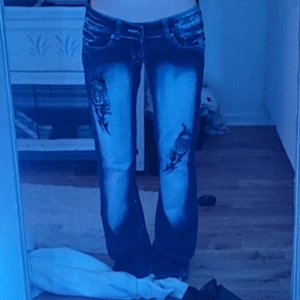 Storlek s-m - Säljer dessa byxor är osäker på storlek men skulle säga s. Vet inte vart dom är ifrån köparen står för frakten 💕📦