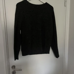 Stickad tröja - Säljer denna stickade tröja från Vero Moda som bara använts en gång. I strl L men sitter som M. Säljer för 200kr + frakt. Vid snabb affär 150kr + frakt