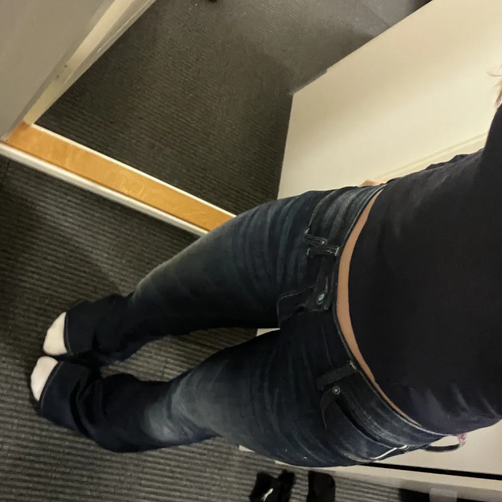 lågmidjade blåa jeans från mavi, som är väldigt långa men går att klippa av, ( är 160) dom är i modellen bella- low bootcut. storlek 27 i midja och 36 i längd . Jeans & Byxor.