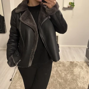 Mango jacka  - Så fin och trendig skinnjacka från mango med supermjukt fluff i. Den är endast provad alltså nyskick