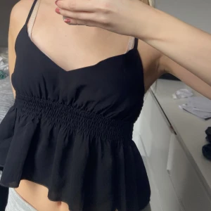 Svart volang topp - Säljer detta svarta volang-linne då det ej kommer till användning. I en storlek s! Ganska liten i storleken