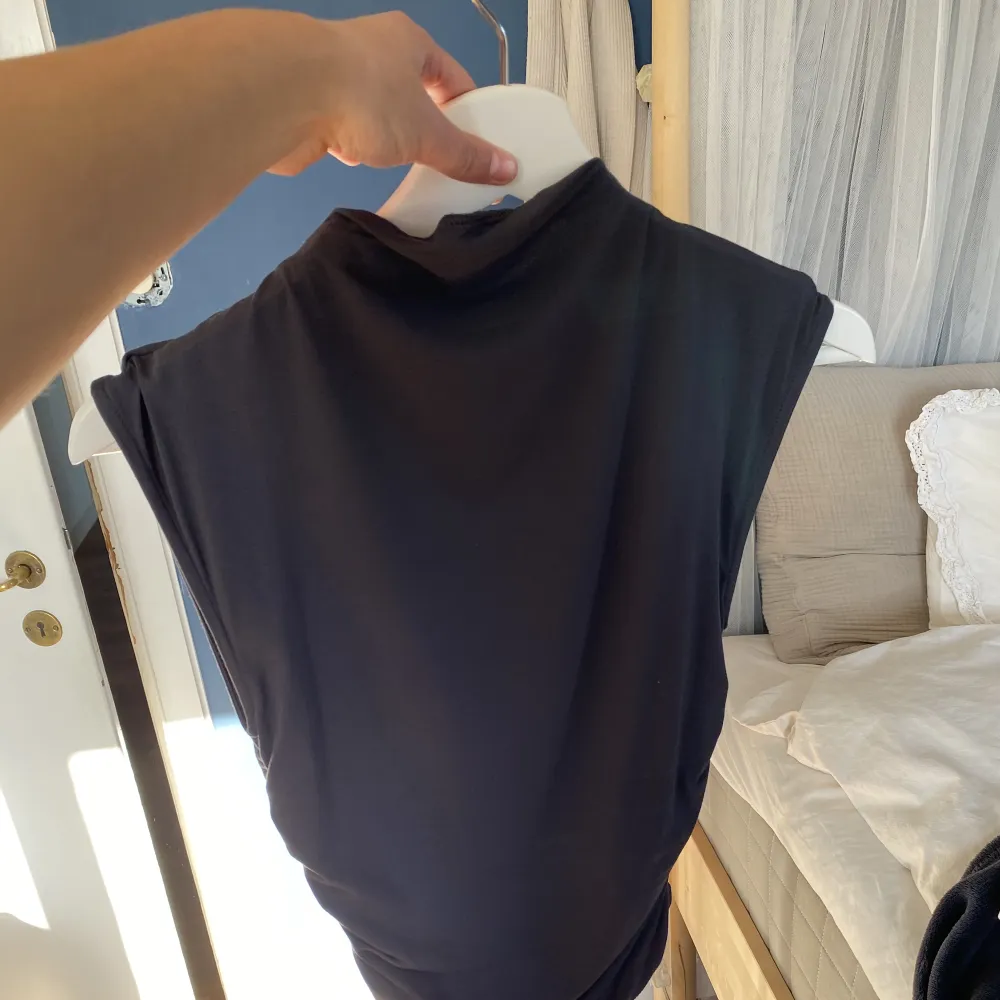 Grå Croppad topp med detaljer på sidan. Nyskick . Puserot.