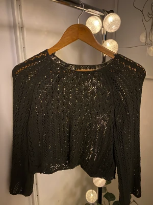 Grön stickad topp från ONLY💚 - En jättefin grön stickad topp/tröja från ONLY. Använd 1 gång så bra skick!💚