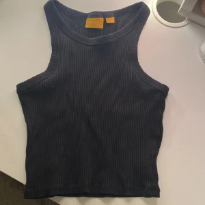 Svart linne - Ett svart linne från Gina tricot, köpt för 100kr och säljer för 50kr. Storlek 146/152. Aldrig använt.