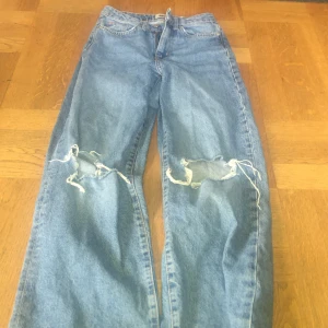 Jeans från lager 157 - Fransig längst ner på byxbenet 
