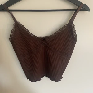 Topp - En brun topp som är i fint skick men kommer inte till användning, skriv om du har en fråga😊 