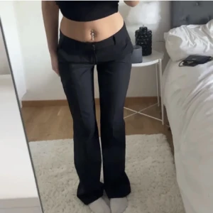 Bikbok kostymbyxor  - Kostymbyxor från BikBok i storlek 34. Modellen Vera.