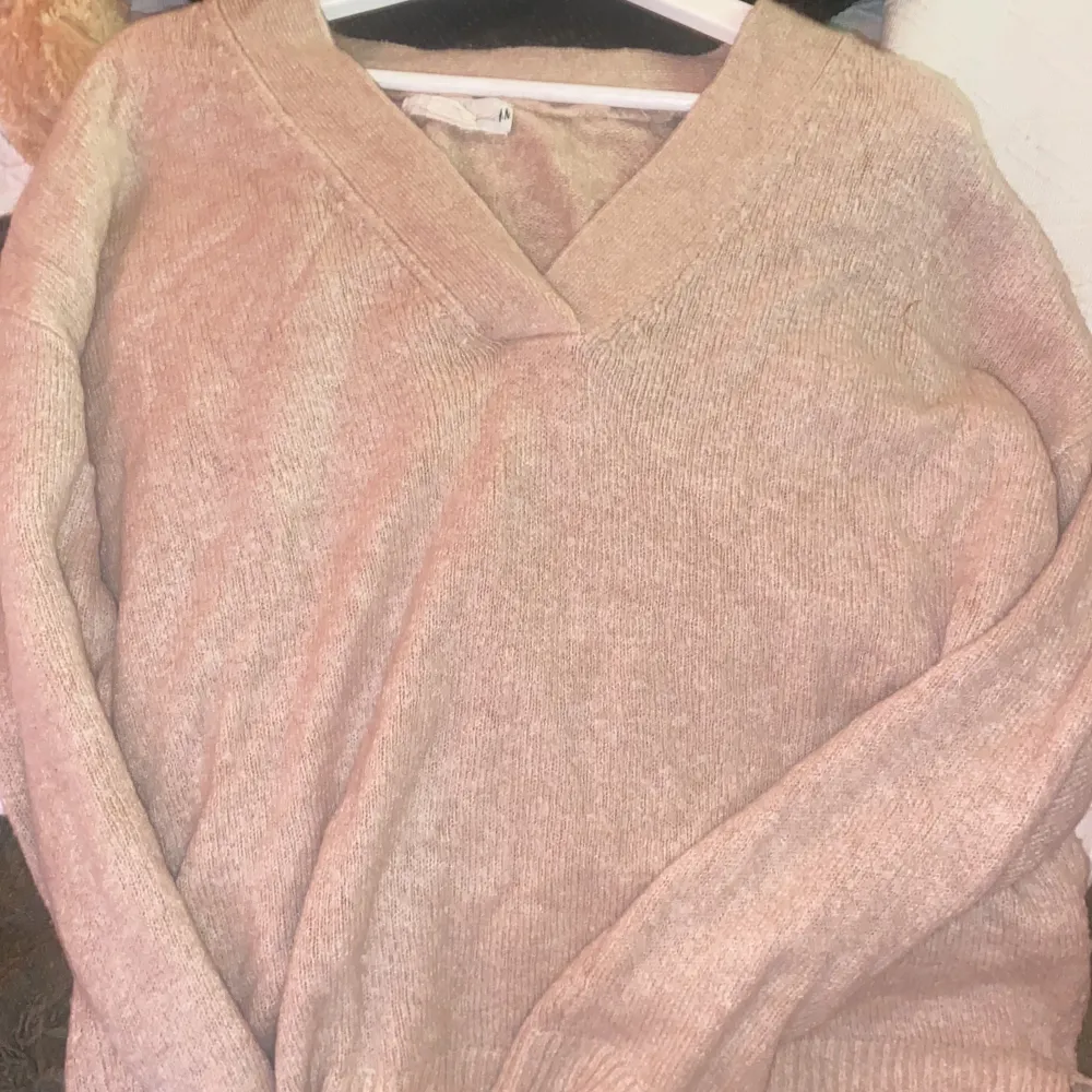 En beige oversized stickat sweatshirt från H&M L.O.G.G. Använd fåtal gånger, perfekt för hösten. . Tröjor & Koftor.