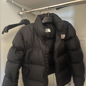 North face jacka - Jackan håller en varm och det är inga skador på den. Köpte den för 3000. Den har även en luva där back man kan gömma. Säljer pågrund av att jag vill ha en ny jacka