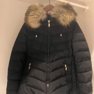 Vinterjacka med pälskrage - Säljer min nästintill oanvända vinterjacka från Tessie. Stl 40 men passar en S/M 💕 Nypris 1000kr