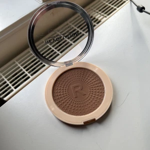 Bronzer  - Oanvänd bronzer från Revolution 