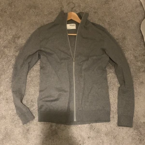 Grå zip tröja - Säljer denna gråa zip tröja i skicket 10/10. Den är riktigt clean och är i size S. Inget dåligt med den. Hör av dig för mer frågor.